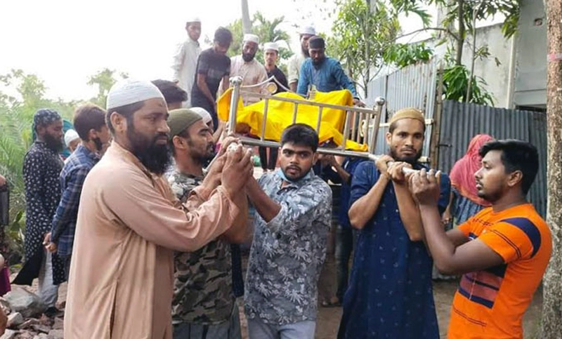থানা থেকে মুক্তি; মায়ের লাশ কাঁধে নিয়ে ফিরলেন দুই ছেলে
